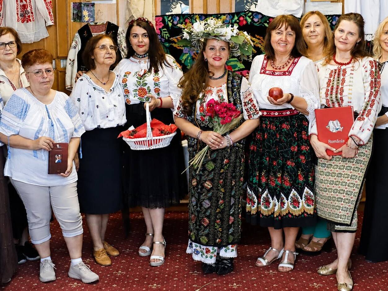 Asociația Femeilor Universitare a sărbătorit Ziua Iei printr-un eveniment dedicat portului tradițional românesc și valorilor culturale ale țării.